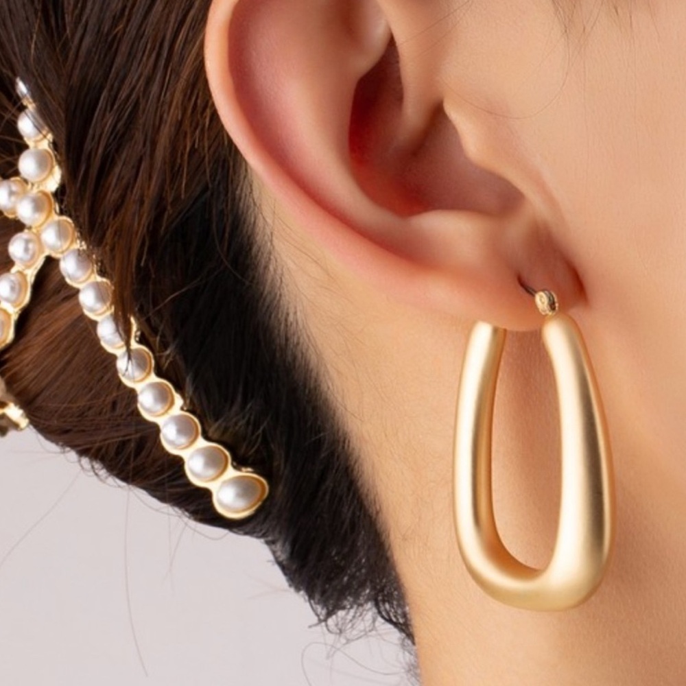 Elegant Gold Hoop Earrings